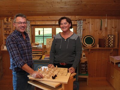 Thomas und Rosmarie Feldbacher vor Brettspiel