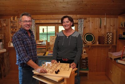 Thomas und Rosmarie Feldbacher vor Brettspiel