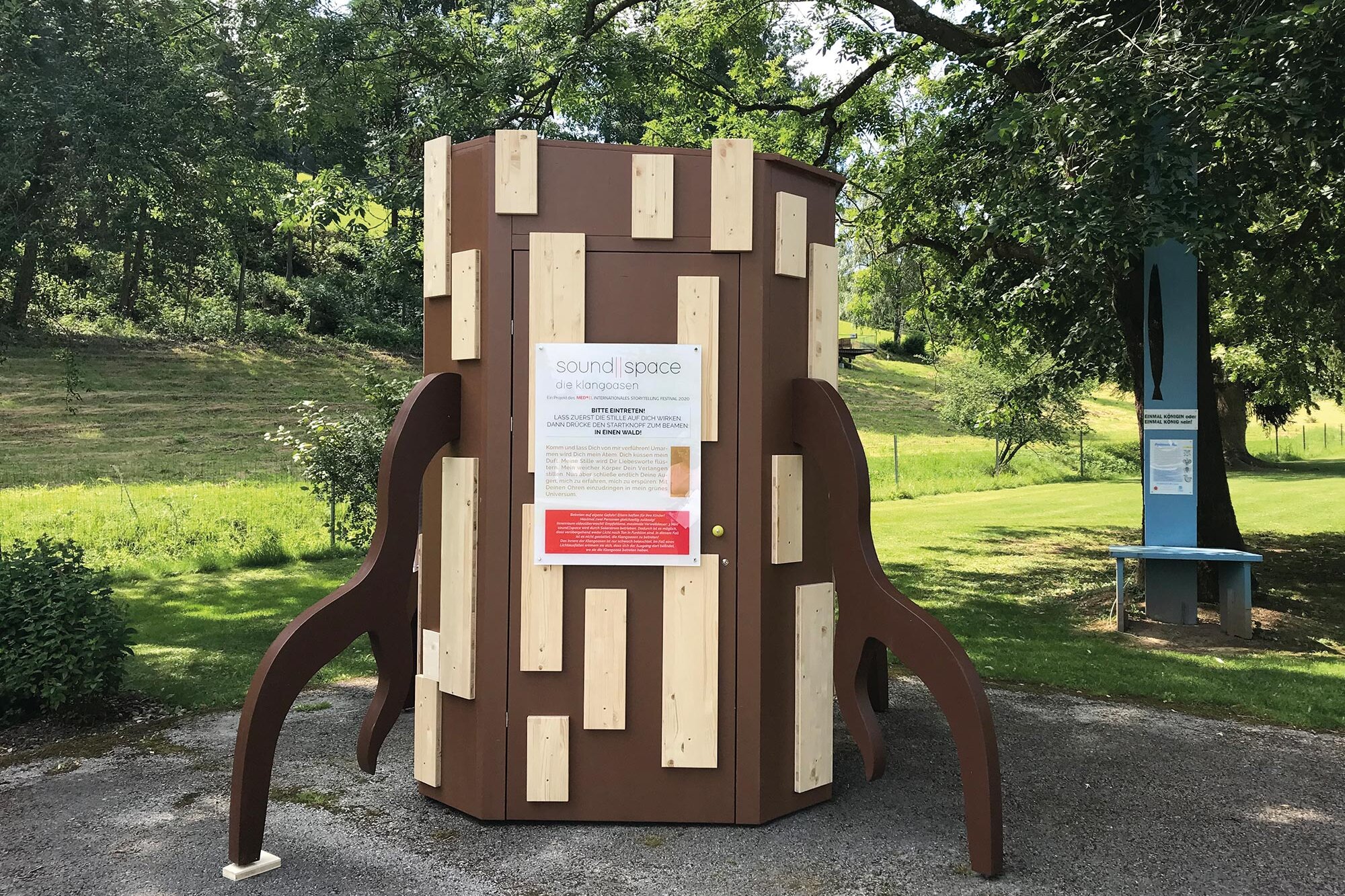 Holz-Skulptur als Klangoase