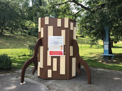 Klangoase mit Audio-Reizen Holz-Skulptur als Klangoase