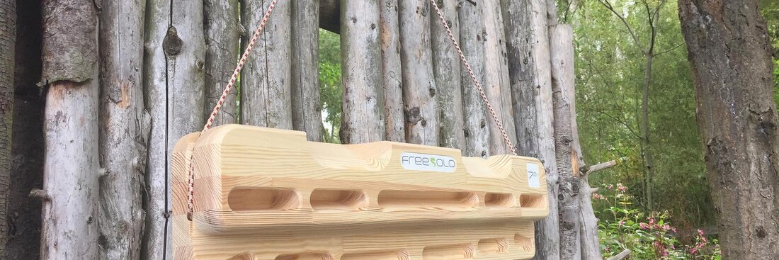 Holz-Hangboard hängt auf einem Holzzaun