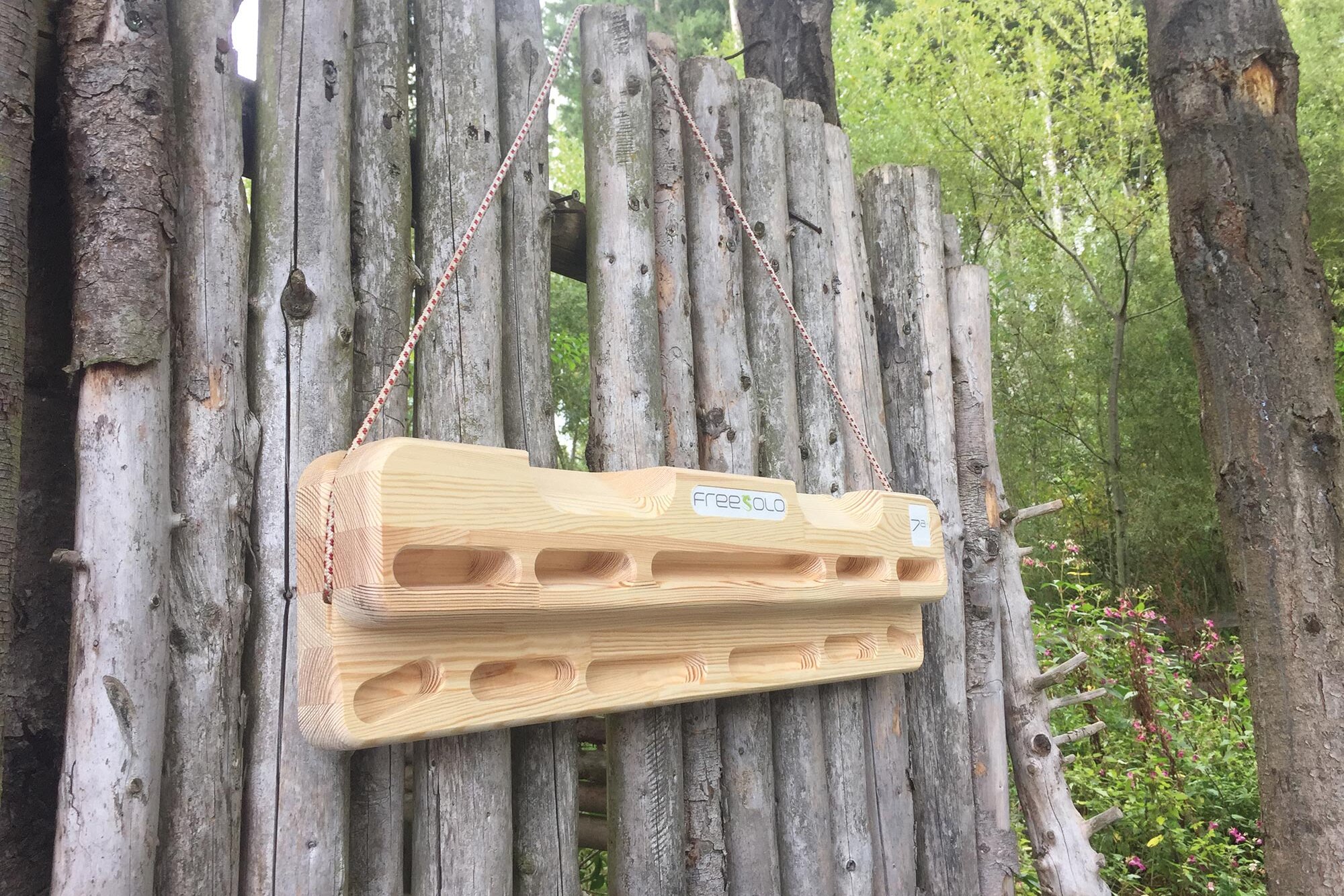 Holz-Hangboard hängt auf einem Holzzaun