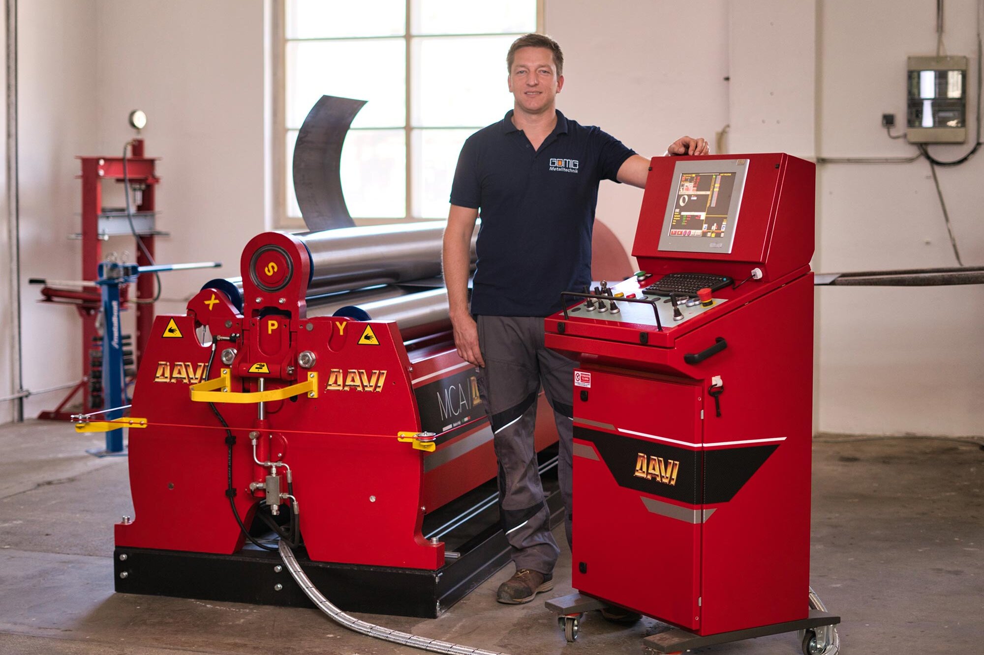 Florian Gomig steht vor einer Davi Maschine