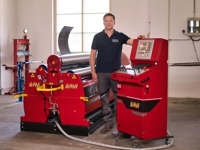 Florian Gomig mit Davi Maschine Florian Gomig steht vor einer Davi Maschine