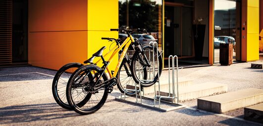 Fahrräder im Ständer Fahrräder
