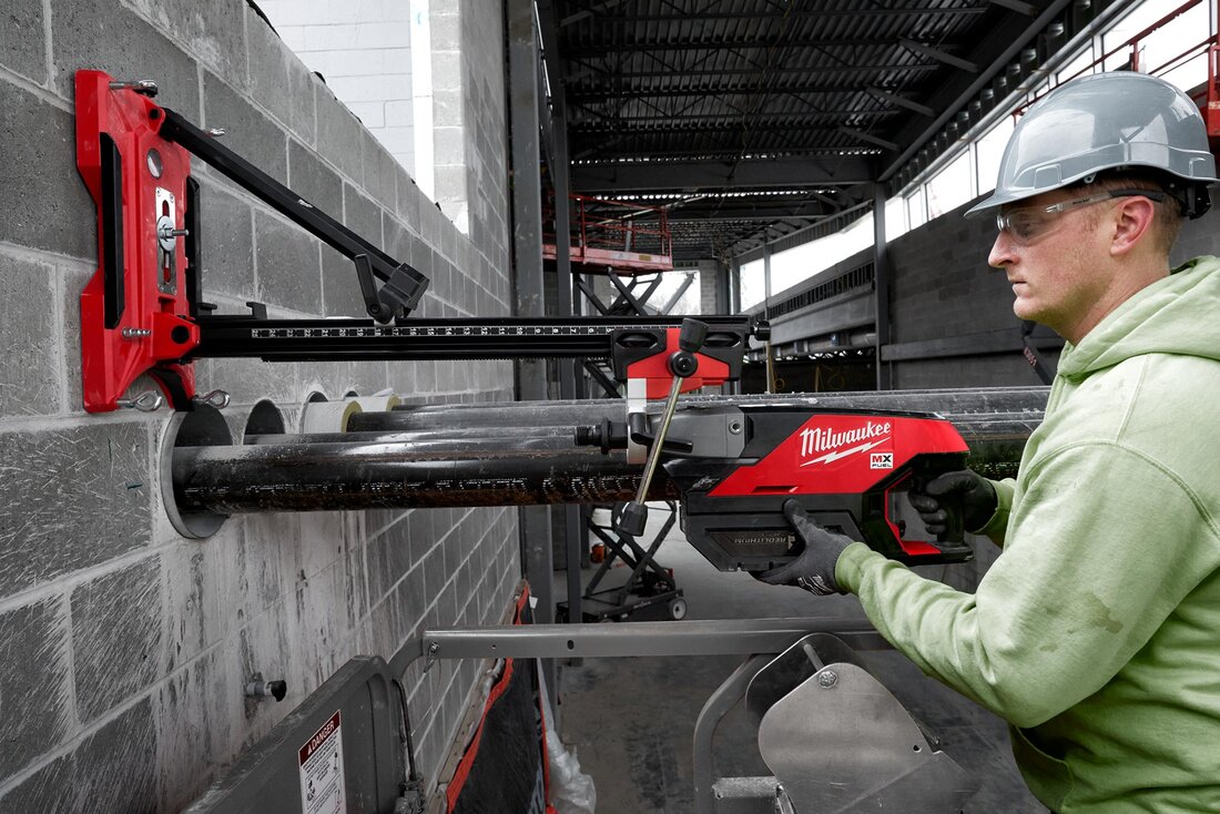 Arbeiter mit Bohrmaschine