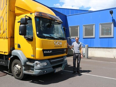 Schachermayer Zusteller bei der Arbeit Mann mit LKW