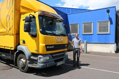 Mann mit LKW