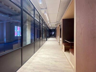 Flex Office Trenndwand System Glaswand in einem Büro