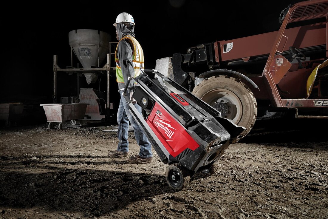 Mobiler Baustrahler mit Arbeiter