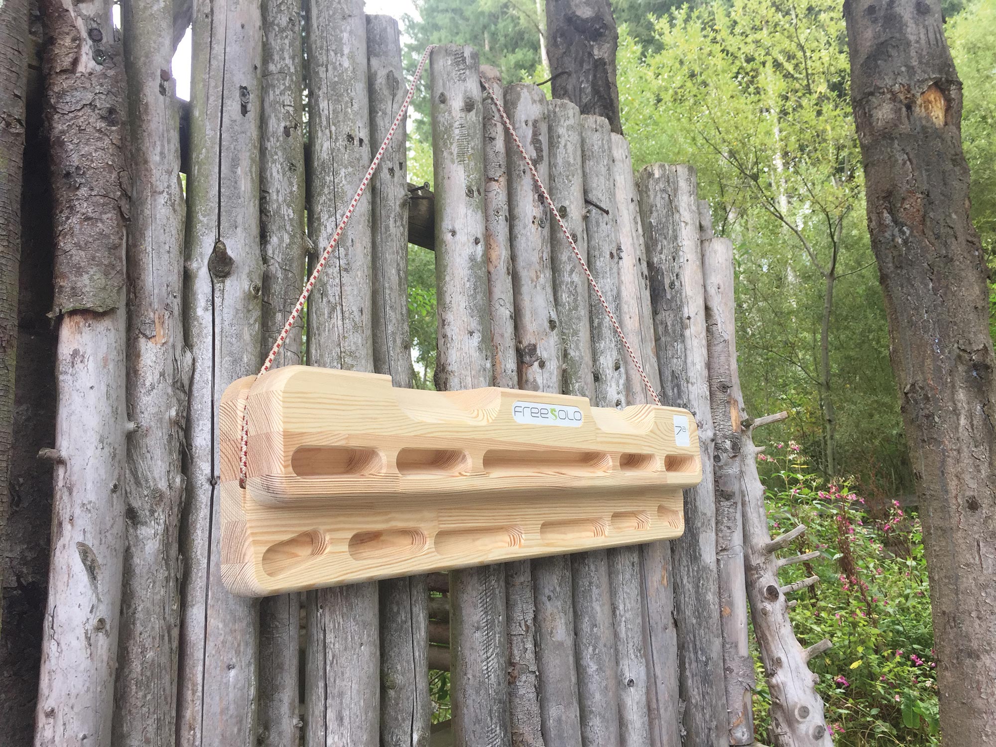Holz-Hangboard hängt auf einem Holzzaun