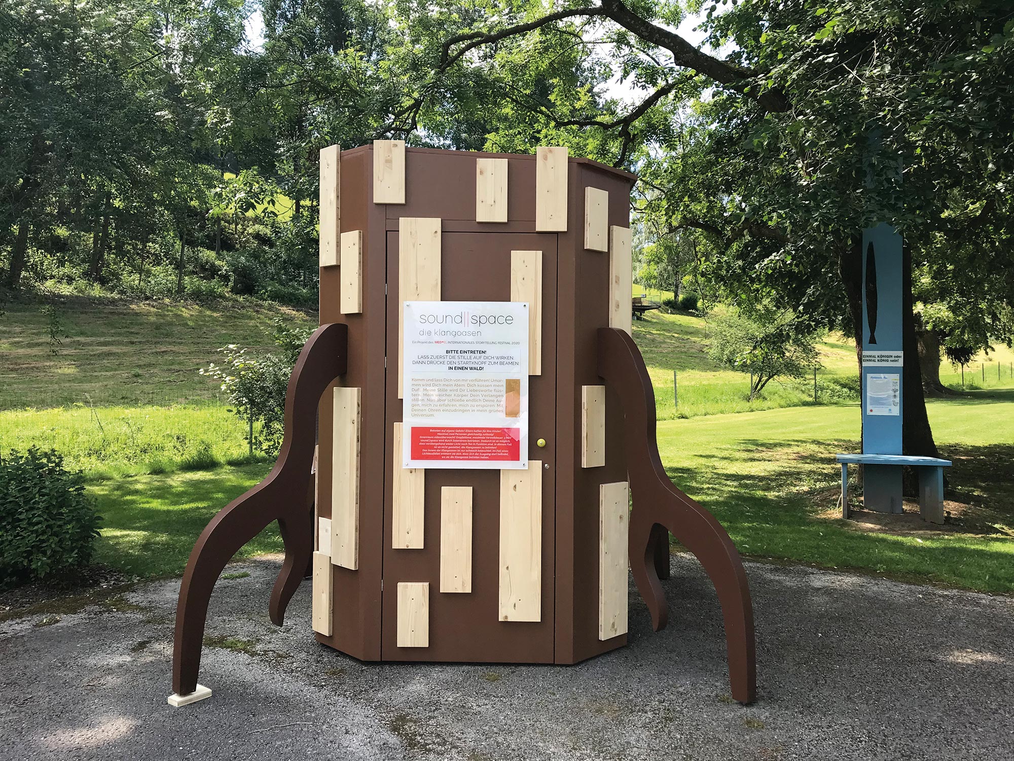 Holz-Skulptur als Klangoase